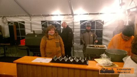 Am Grillstand ist es ruhiger als sonst.